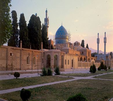 Shah Nematollah Vali Mausoleum: A Garden Embraced by the Desert, a Journey from Earth to the Heavens