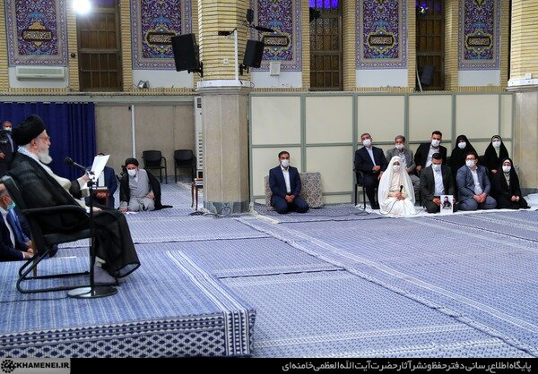 Ayatollah Khamenei meets family members of shrine martyrs