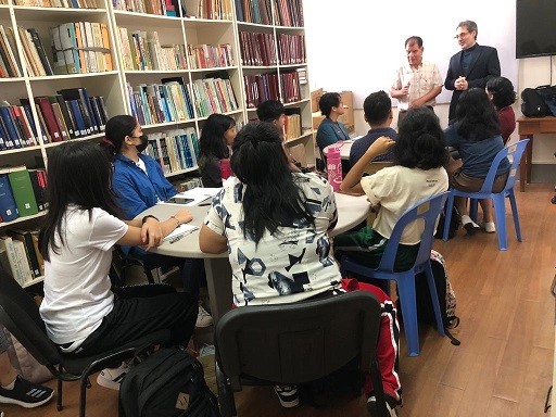 The meeting of the Cultural Counselor of the Islamic Republic in Manila with the Head of the Department of Linguistics of UP University and a visit to the Persian language classroom of this university