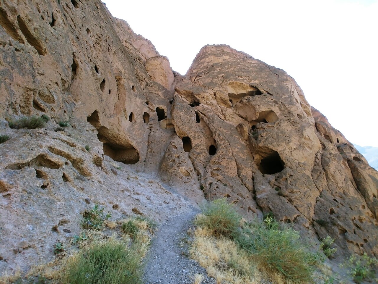 Archaeologist tells of 29 troglodyte sites discovered in northern Iran