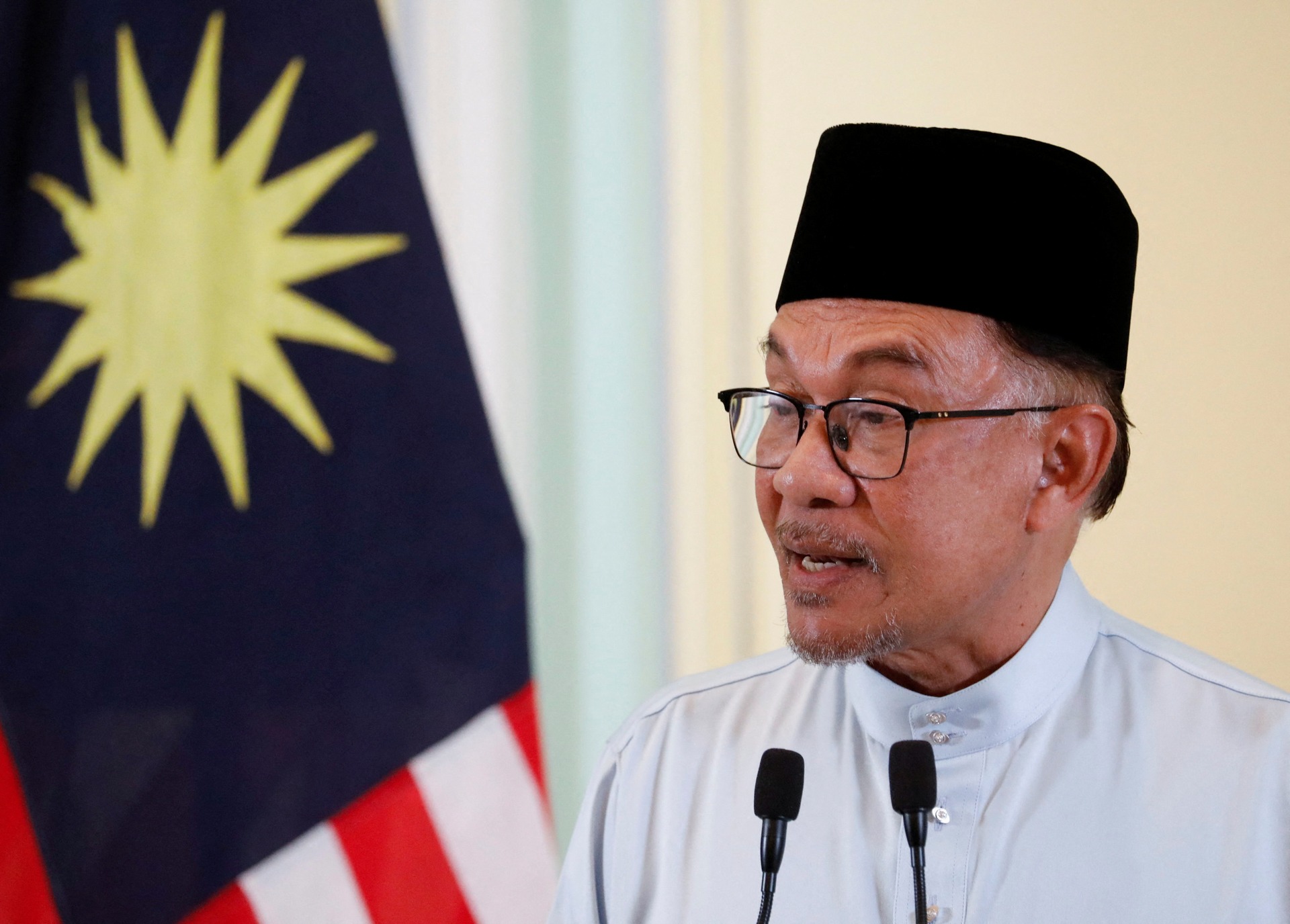 Prime Minister Datuk Sri Anwar Ibrahim today the silence of the community International, especially Muslim-majority countries, condemned Israel's recent attacks on Iran