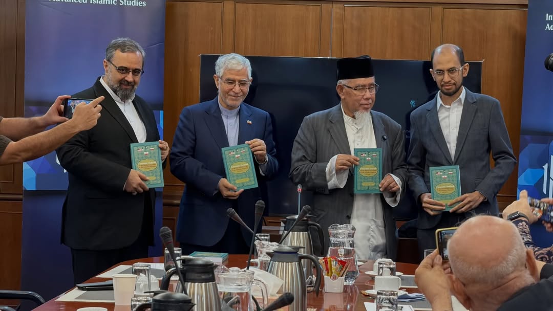 A book titled “Futuristic Outlook of the Martyred Leader of the Islamic Republic of Iran was officially launched at IAIS Malaysia”