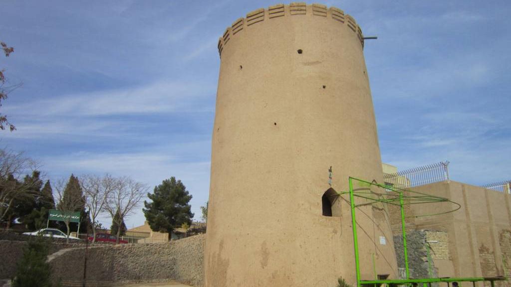 The Kahnu neighborhood: from the Pigeon Tower to the Zoroastrian Sacred Fire