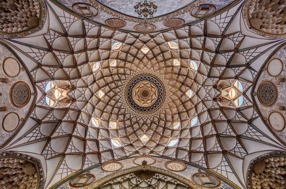 1200px-Casa_historica_de_Boroujerdi_Kashan_Iran_2016-09-19_DD_40-42_HDR-1024x676_1