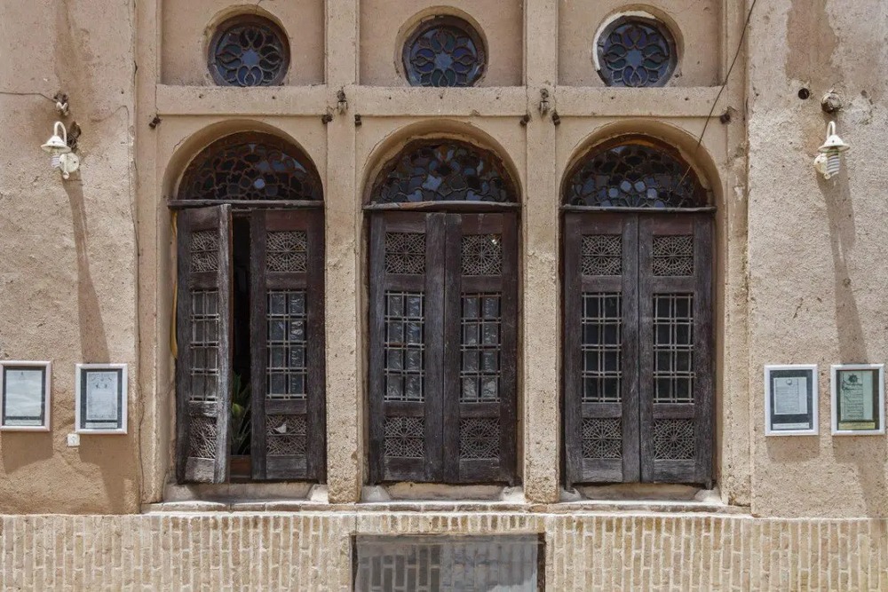 در-و-پنجره-خانه-لاری-ها-در-محله-فهادان_1