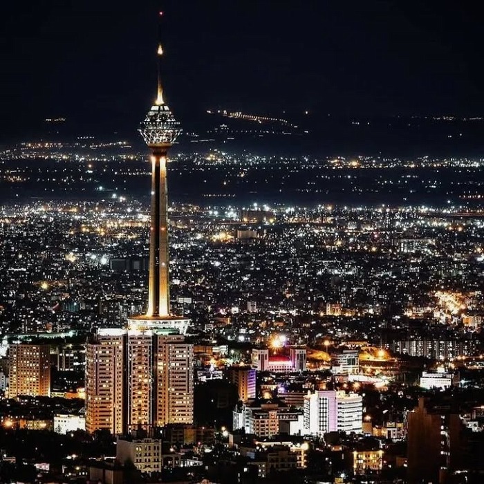 عکس-برج-میلاد-از-نمای-دور-و-تهران-در-شب_1