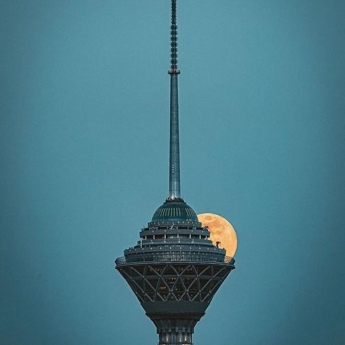 عکس-برج-میلاد-تهران-و-طلوع-ماه_1