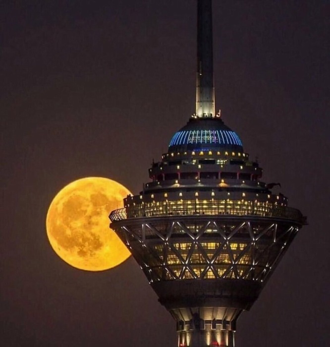 عکس-برج-میلاد-تهران-و-ماه-کامل-در-شب-2-974x1024_1