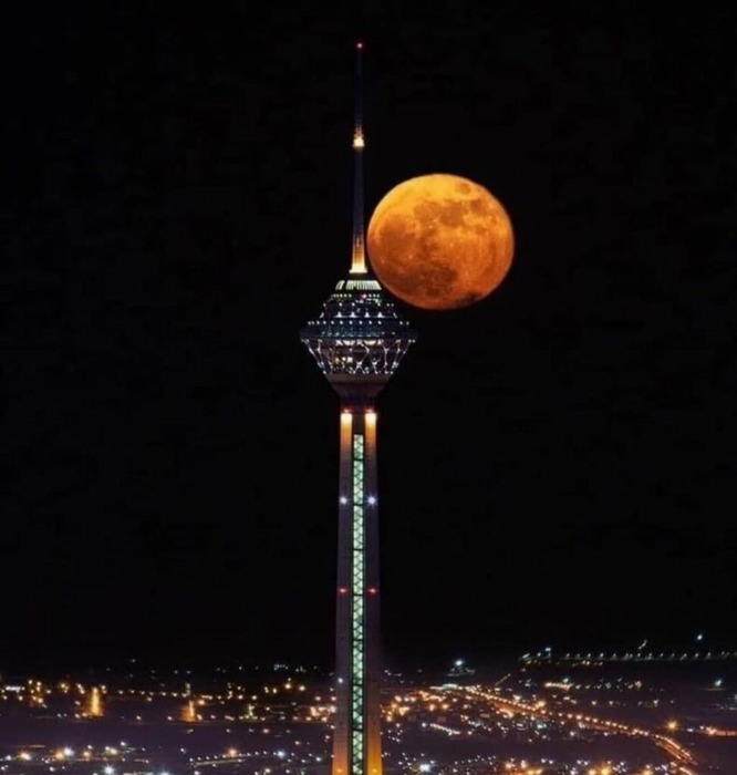 عکس-برج-میلاد-تهران-و-ماه-کامل-در-شب-3-974x1024_1