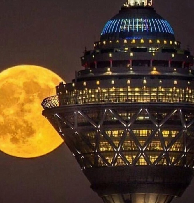 عکس-برج-میلاد-تهران-و-ماه-کامل-در-شب-5-974x1024_1