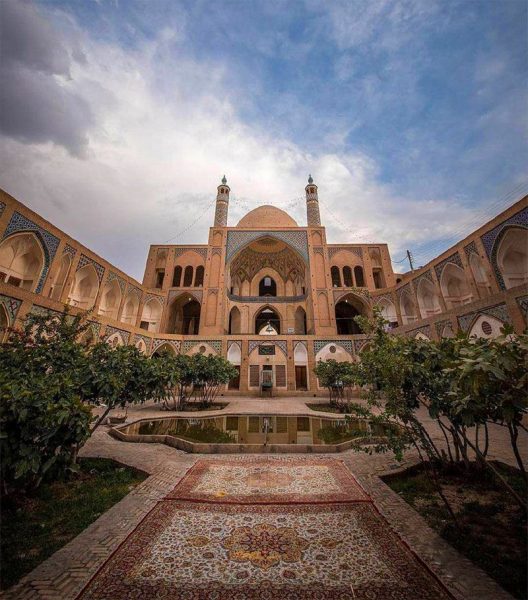 مسجد-آقا-بزرگ-یکی-از-باشکوه-ترین-مساجد-د-174715_1