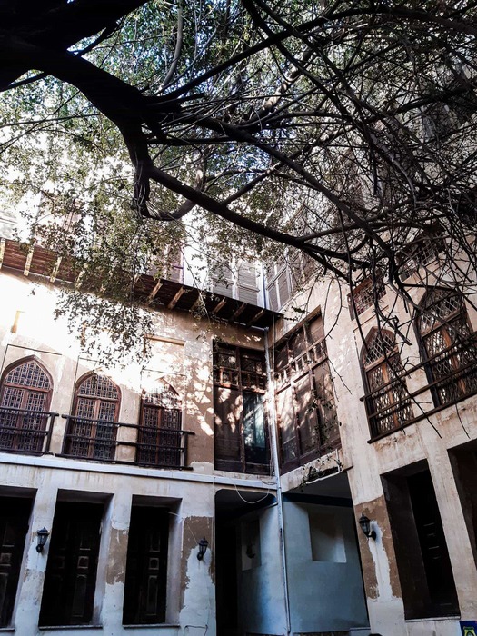 عمارت دهدشتی بوشهر: سمفونی چوب و نسیم در کرانه خلیج فارس